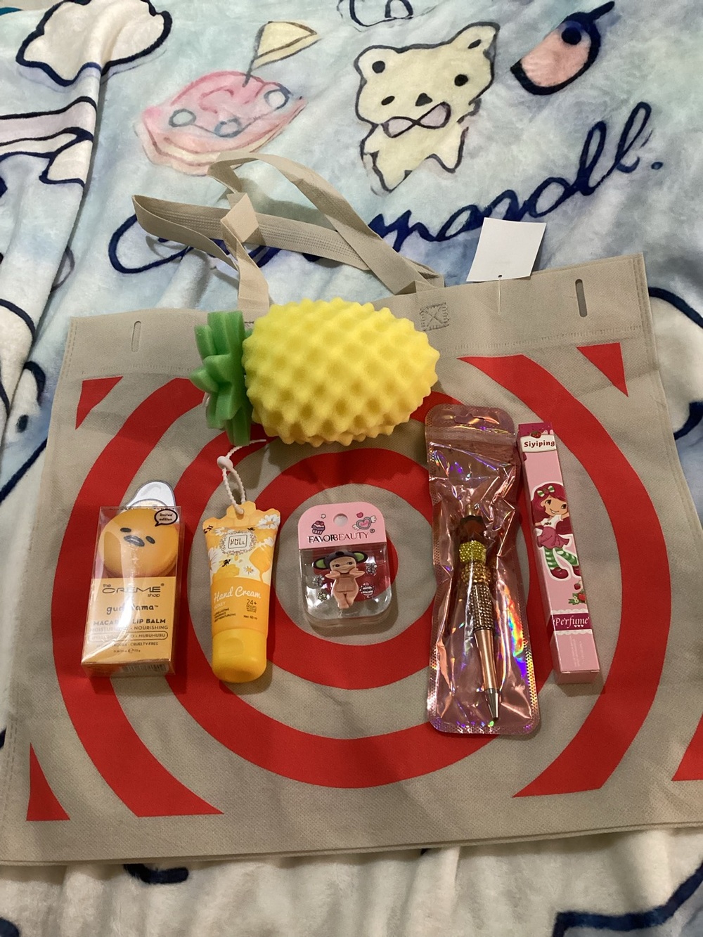 7 piece bundel-Tote with Red Target Graphic + Cute Pineapple & Beauty extras